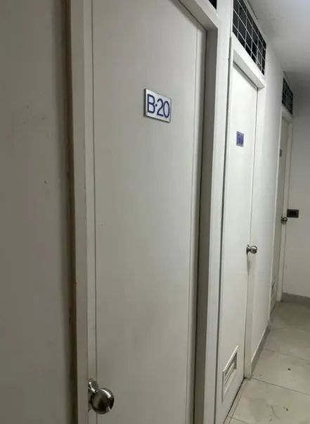 Pasillo de bodegas con puertas numeradas